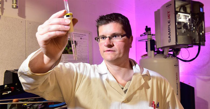 Giáo sư Andre Simpson phát triển nhựa in 3D từ dầu đã qua sử dụng. Nguồn: Don Campbell