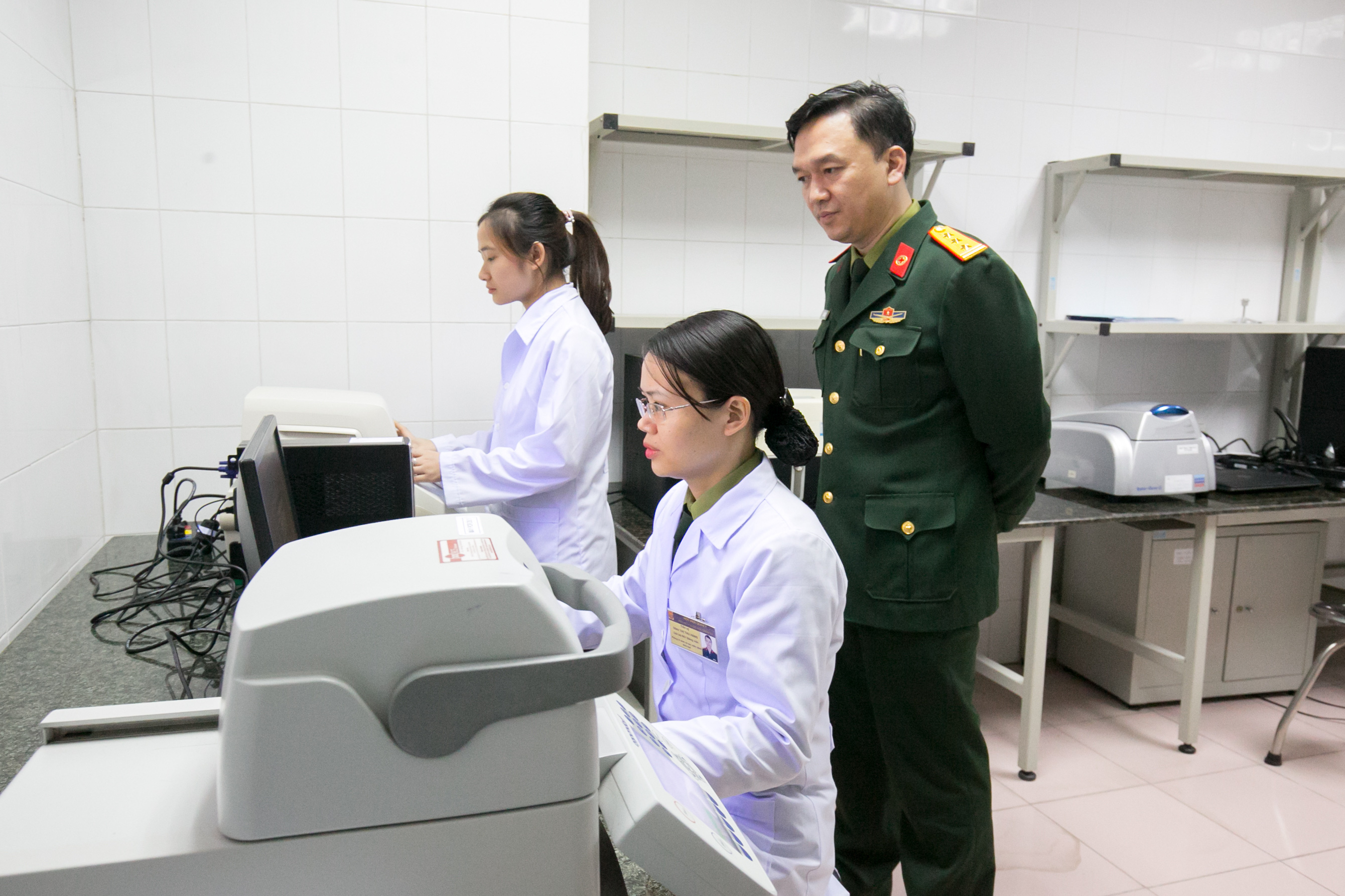 Thượng tá, phó giáo sư Hồ Anh Sơn (Phó giám đốc Viện nghiên cứu Y dược học quân sự) và các đồng nghiệp trong phòng thí nghiệm.