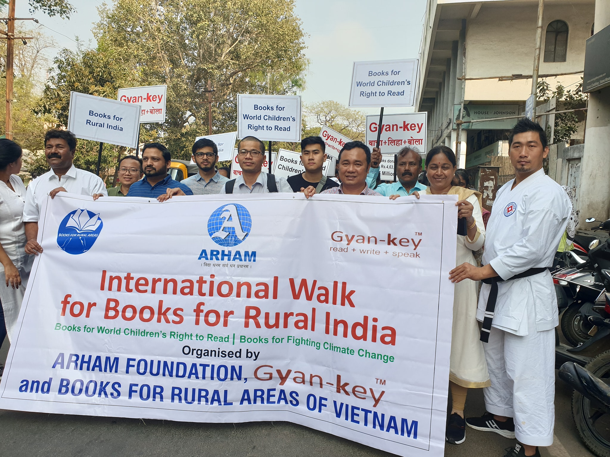 Chuyến đi bộ do anh Nguyễn Quang Thạch khởi xướng nhằm thúc đẩy quyền đọc sách cho trẻ em toàn cầu.