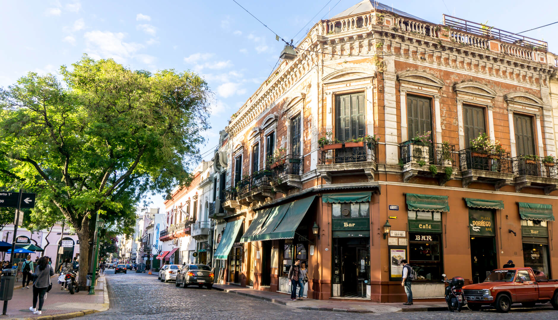 Thành phố xinh đẹp Buenos Aires được xem là “kinh đô sách của thế giới”, nơi có tỷ lệ hiệu sách trên đầu người cao hơn bất cứ nơi nào khác. Ảnh: Flickr.