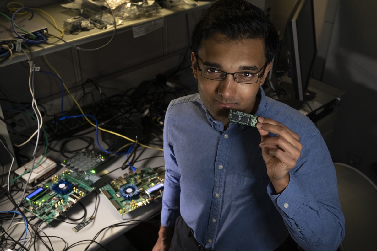 Nhà nghiên cứu Nabil Imam tại Intel đang cầm trong tay con chip Loihi thử nghiệm. Ảnh: Walden Kirsch/Intel. 