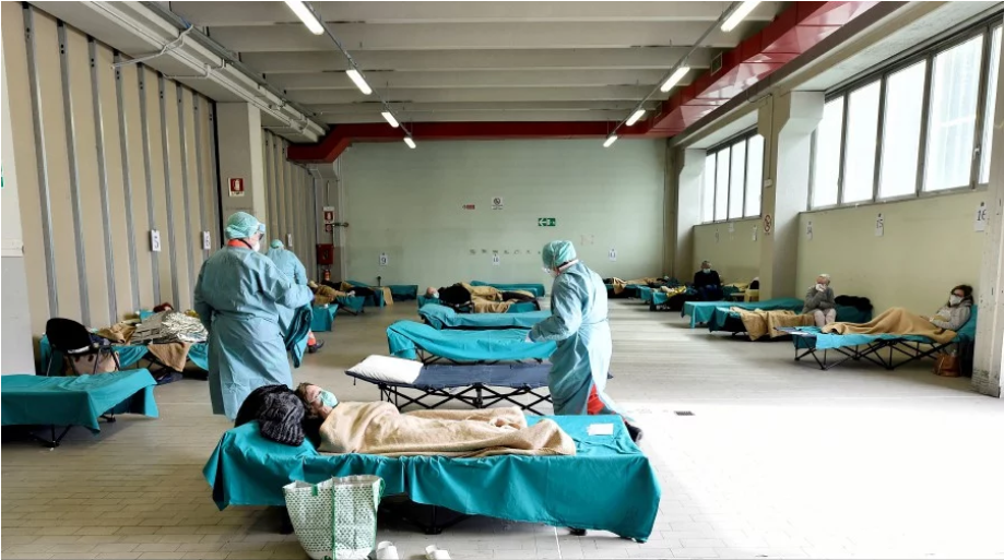 Lực lượng y tế chăm sóc bệnh nhân mắc Covid-19 tại một cơ sở y tế ở Italia. Nguồn ảnh: Reuters.