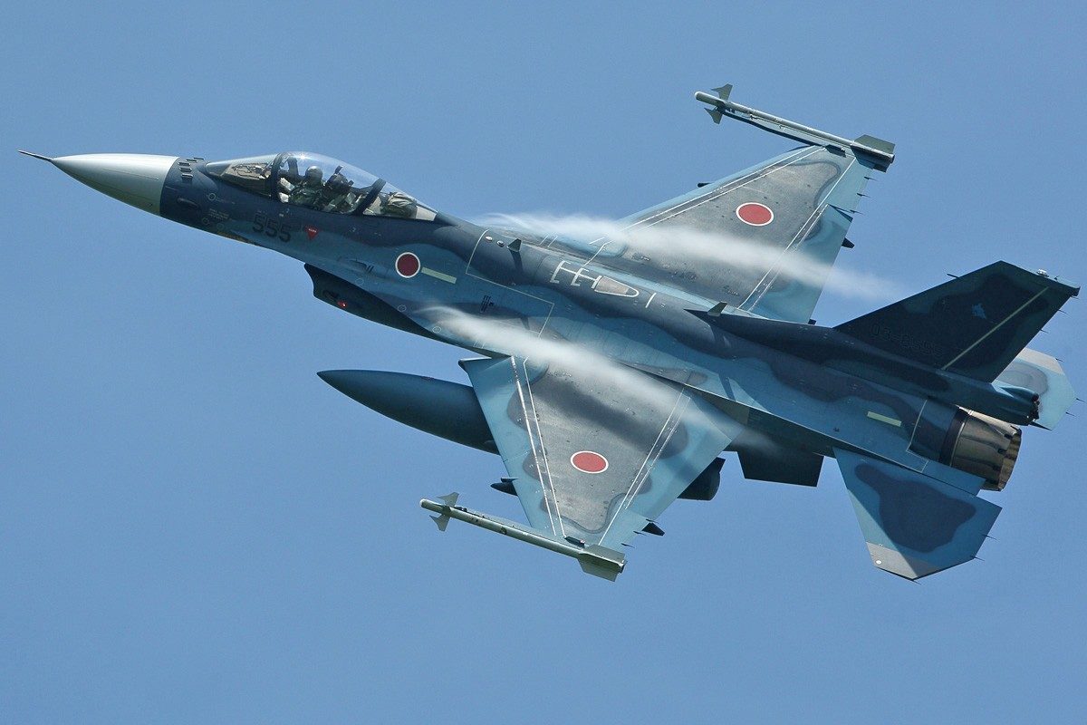 Nhật Bản có trình độ khoa học công nghệ hàng đầu thế giới trong lĩnh vực hàng không. Các tập đoàn công nghiệp như MItsubishi vốn đã tích lũy được rất nhiều kinh nghiệm chế tạo máy bay, chủ yếu là máy bay quân sự. Trong hình là mẫu chiến đấu cơ F-2 thuộc thế hệ 4 do Mitsubishi sản xuất (dựa trên dòng F-16 của Mỹ). Ảnh: JASDF. 