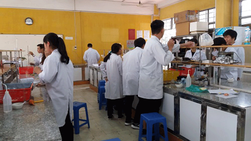 Sinh viên ngành công nghệ thực phẩm thực tập trong phòng thí nghiệm