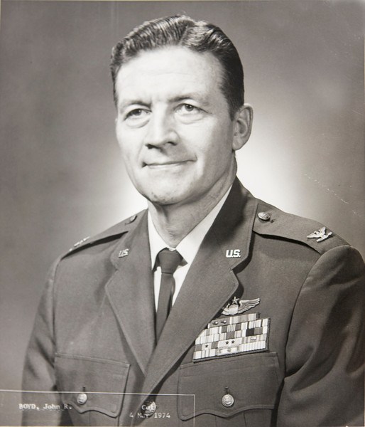 Đại tá John Boyd, huyền thoại của Không lực Hoa Kỳ với câu nói nổi tiếng: “To be or to do?” (là hay làm?). Ảnh: kaizentao.com.