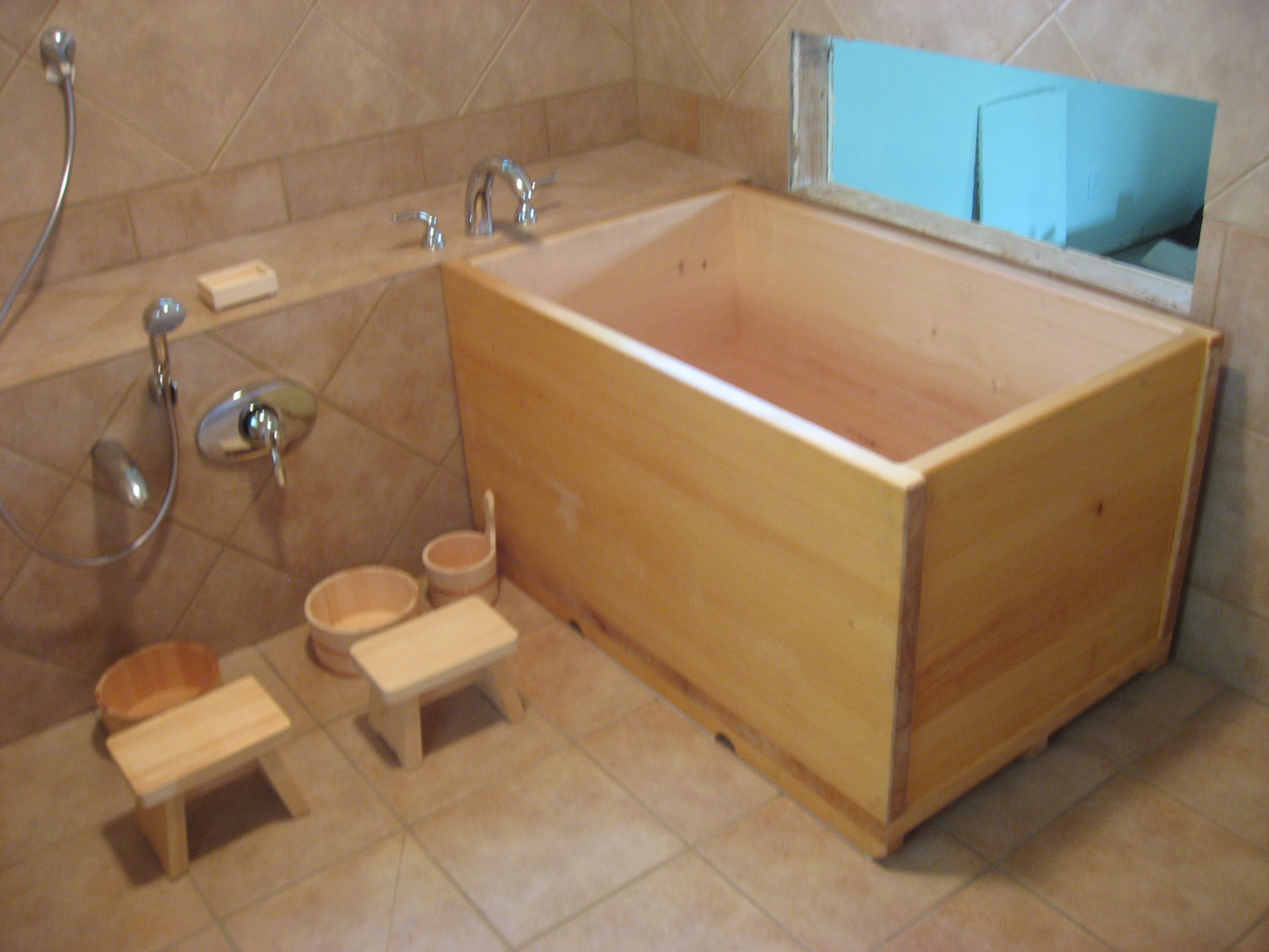 Lợi ích của việc tắm bồn kiểu Nhật (ngâm nước nóng) đối với sức khỏe là không thể phủ nhận. Ảnh: Pinterest. 