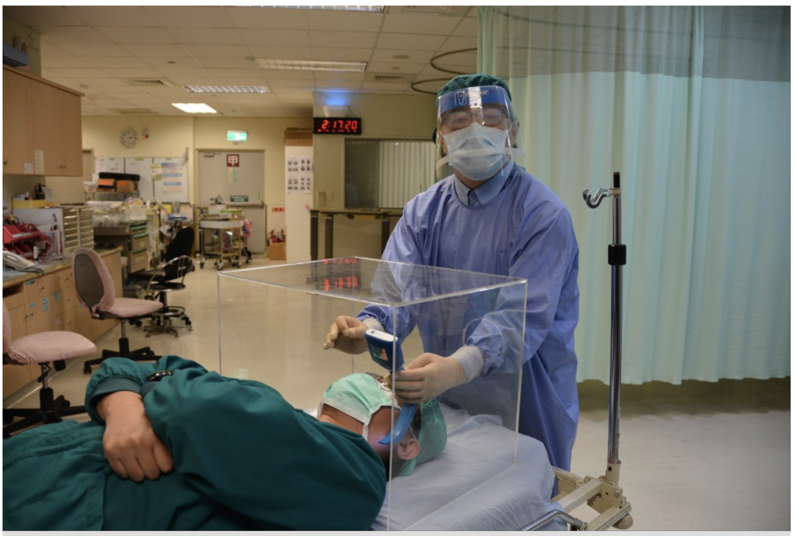 “lồng khám bệnh” của bác sĩ người Đài Loan đang giúp cho các lực lượng y tế Mỹ - ảnh: Taiwannews 