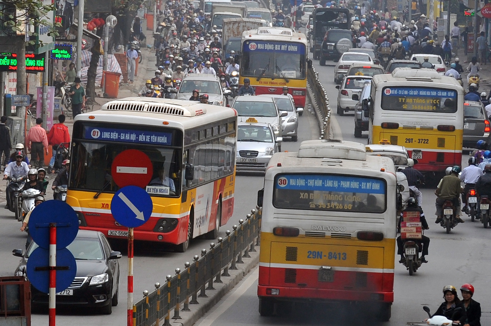 Áp lực hạ tầng đô thị và thiếu các hệ thống công cộng ở Hà Nội | Ảnh: Zing