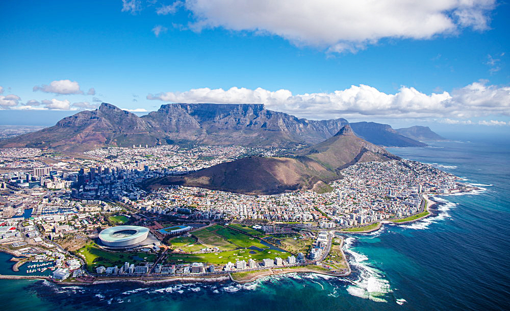 Cape Town với núi Table Mountain nhìn từ xa. Ảnh: Andrea Willmore/Shutterstock.com.