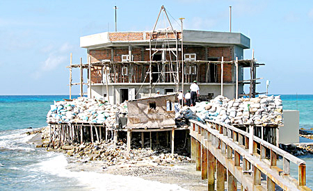 Xi măng chịu mặn có vai trò quan trọng trong xây dựng những công trình phòng thủ ven biển và hải đảo. 