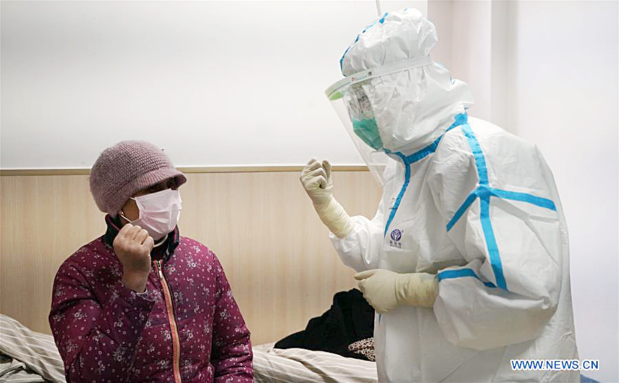 Bác sĩ Trung Quốc động viên bệnh nhân tại khu cách ly. Ảnh: Xinhua