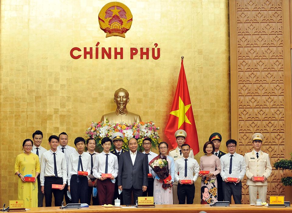 CEO Lê Anh Tiến nhận bằng khen của Thủ tướng Nguyễn Xuân Phúc (thứ 4 từ trái sang, hàng đầu tiên)