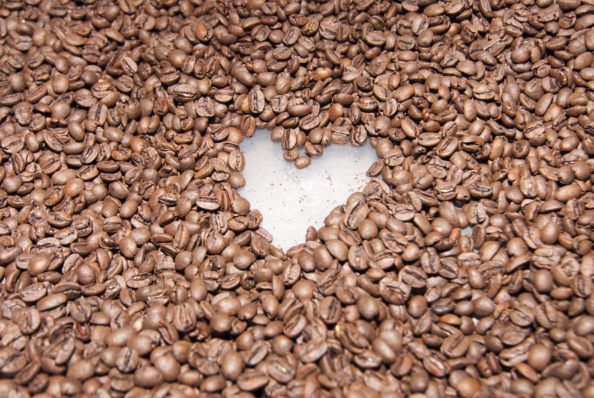Bã cafe chứa rất nhiều cellulose, và có thể được tận dụng để làm thành nhựa phân hủy sinh học. Ảnh: ICO. 