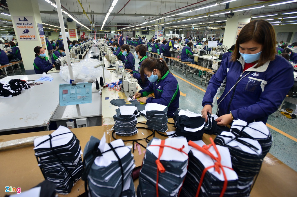 Công nhân sản xuất khẩu trang tại một nhà máy ở Hưng Yên trong mùa dịch COVID-19 | Ảnh: Zing