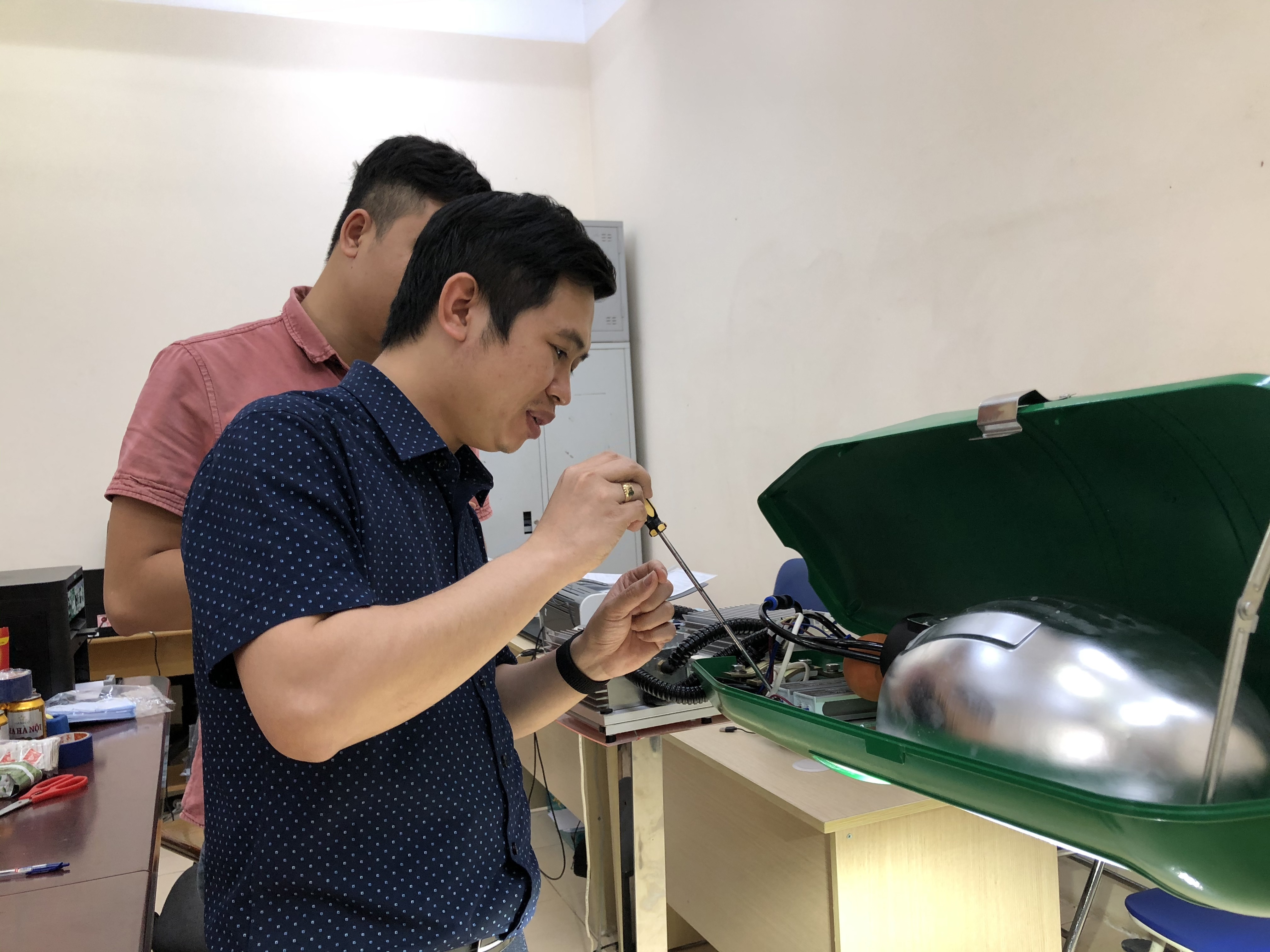 TS. Bùi Hùng Thắng (Viện Khoa học Vật liệu, Viện Hàn lâm KH&CN Việt Nam) và cộng sự đang thao tác trên bộ module đèn LED.
