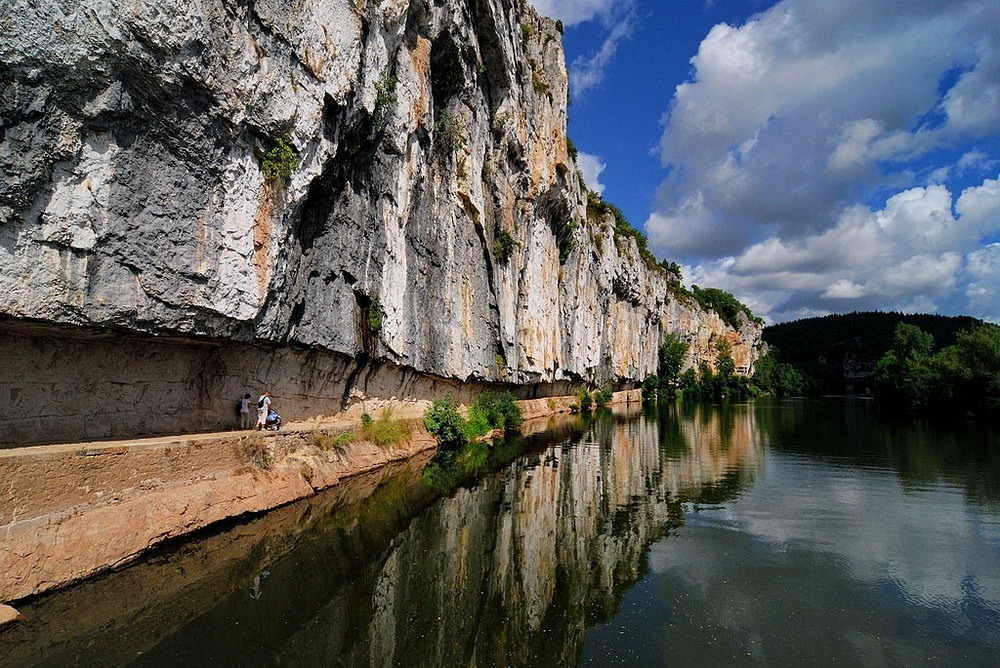 Một con đường dành cho ngựa kéo thuyền được xây dựng bên sườn núi ở bờ sông Lot, miền Tây Nam nước Pháp. Ảnh: Wikimedia.