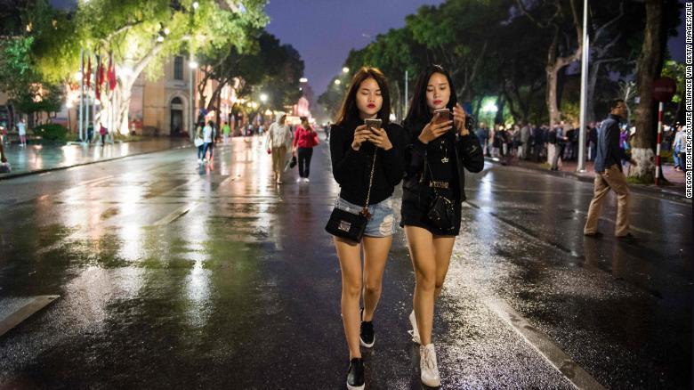 Smartphone đang thay đổi lối sống của người Việt Nam.