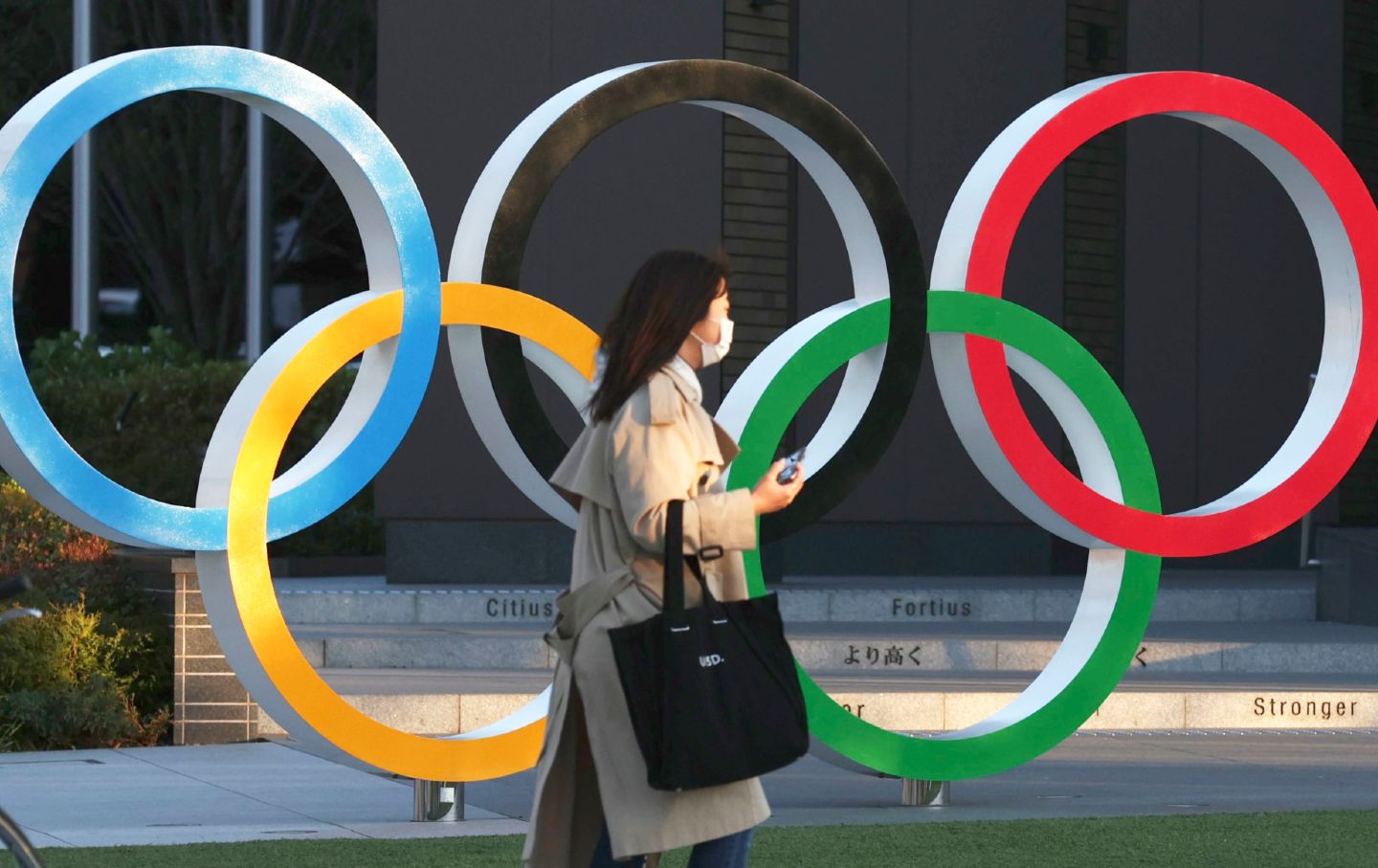 Nhật Bản hoãn Olympic Tokyo lại một năm do Covid-19. Ảnh: AP.