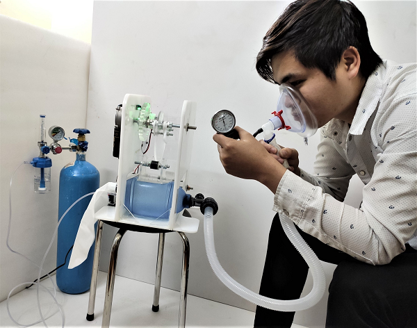 Nhóm thiết kế của ĐH Điện lực, Hà Nội, thử nghiệm máy hỗ trợ thở. Ảnh: NCC