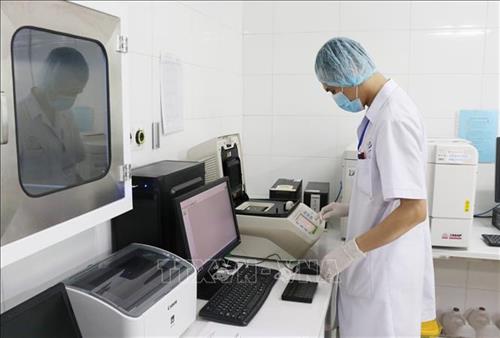 Kỹ thuật viên bệnh viện Thái Nguyên vận hành hệ thống máy Real time PCR:CFX mới nhất của Mỹ sử dụng cho kỹ thuật xét nghiệm chẩn đoán SARS CoV-2. Ảnh: Hoàng Nguyên - TTXVN