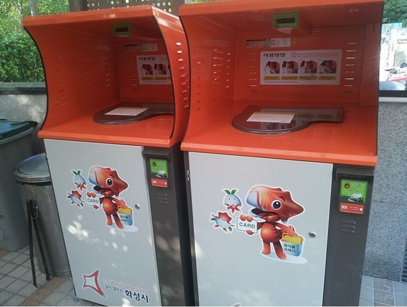 Thùng rác công nghệ cao có khả năng cân rác và tín tiền người đổ rác ở Hàn Quốc | Ảnh: Wikimedia