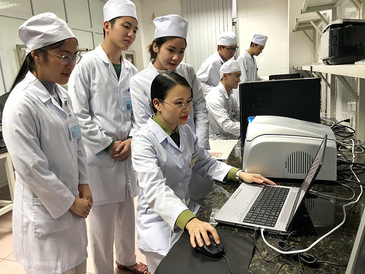 TS Đinh Thu Hằng - Viện Nghiên cứu Y dược học Quân sự hướng dẫn các học viên quan sát biểu đồ nCoV trên máy real-time RT-PCR. TS Đinh Thu Hằng - Viện Nghiên cứu Y dược học Quân sự hướng dẫn các học viên quan sát biểu đồ nCoV trên máy real-time RT-PCR.