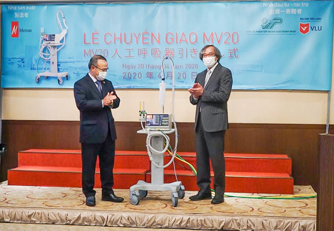Ông Trần Ngọc Phúc - Chủ tịch kiêm Tổng Giám đốc Công ty Metran bàn giao những máy thở MV20 đầu tiên cho đại diện Đại sứ quán Việt Nam tại Nhật Bản