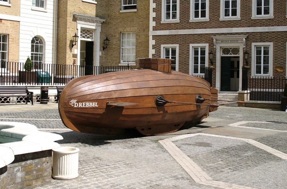 Mô hình tàu ngầm của Cornelius Drebbel được trưng bày tại Quảng trường Heron, London (Anh). Ảnh: Sutori.