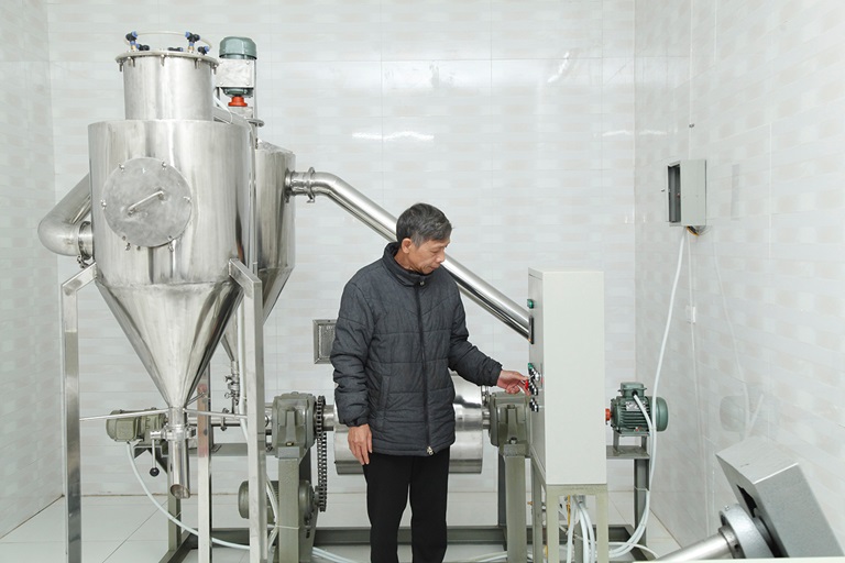 Ông Trịnh Đình Năng bên hệ thống máy chiết xuất các hợp chất thiên nhiên do ông tự sáng chế từng đoạt giải ba Cuộc thi sáng chế năm 2018.