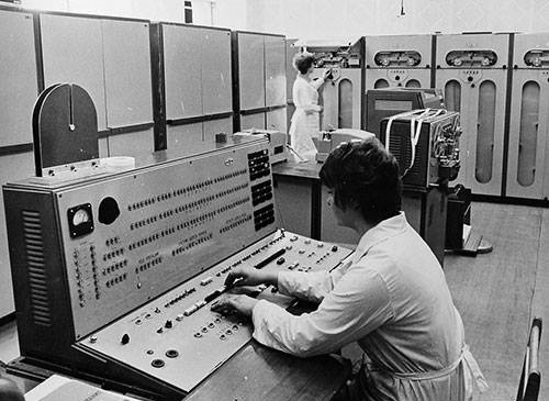 M=Bàn điều khiển và Phòng máy tính Minsk-22.