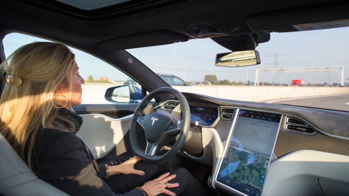 Trong khi xe tự lái của nhiều công ty khác còn đang chạy thử nghiệm, các xe Tesla đã chạy thực tế trên đường và thu thập dữ liệu cho công ty.