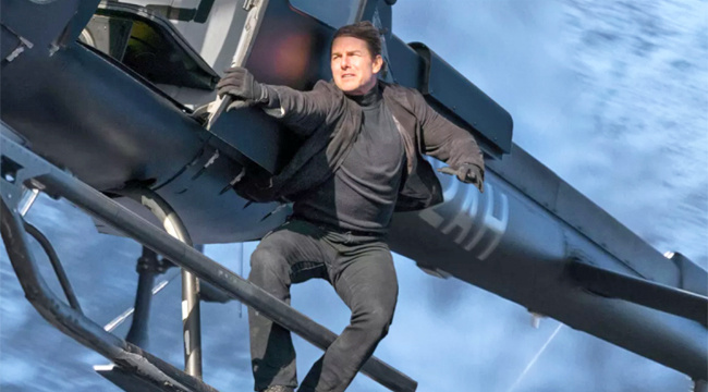 Tom thực hiện một màn hành động nguy hiểm trong phần 6 của Mission: Impossible Fallout. Ảnh: Paramount Pictures.