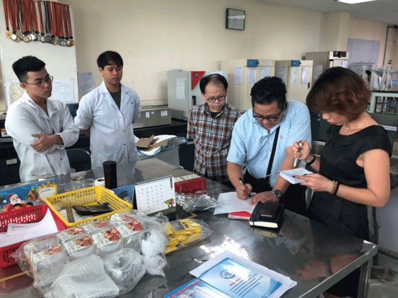 Hai bên trao đổi về kỹ thuật thử nghiệm Vật liệu tiếp xuc thực phẩm tại Phòng Thử nghiệm QUATEST 3