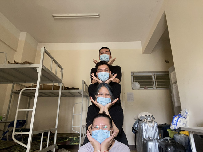 Một nhóm du học sinh từ Đức và Nga về nước tránh dịch, thực hiện cách ly tại khu nhà ở sinh viên Pháp Vân (quận Hoàng Mai, TP Hà Nội) cuối tháng 3/2020. Ảnh: Lan Phương