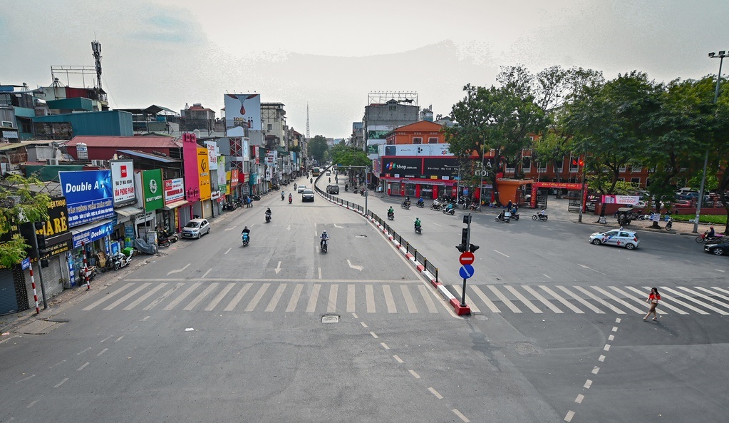 Đường phố Hà Nội vắng lặng trong những ngày cách li xã hội do dịch Covid-19 | Ảnh: Zing