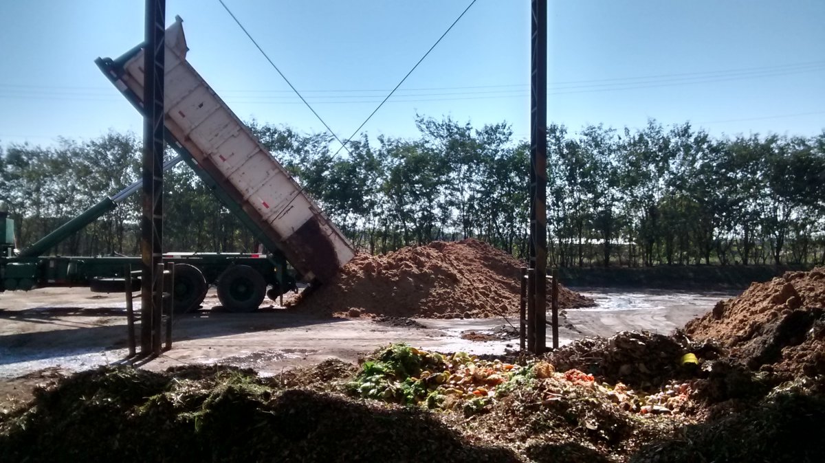 Xe tải thu gom rác hữu cơ về nhà máy ủ phân ở São Paulo, Brazil