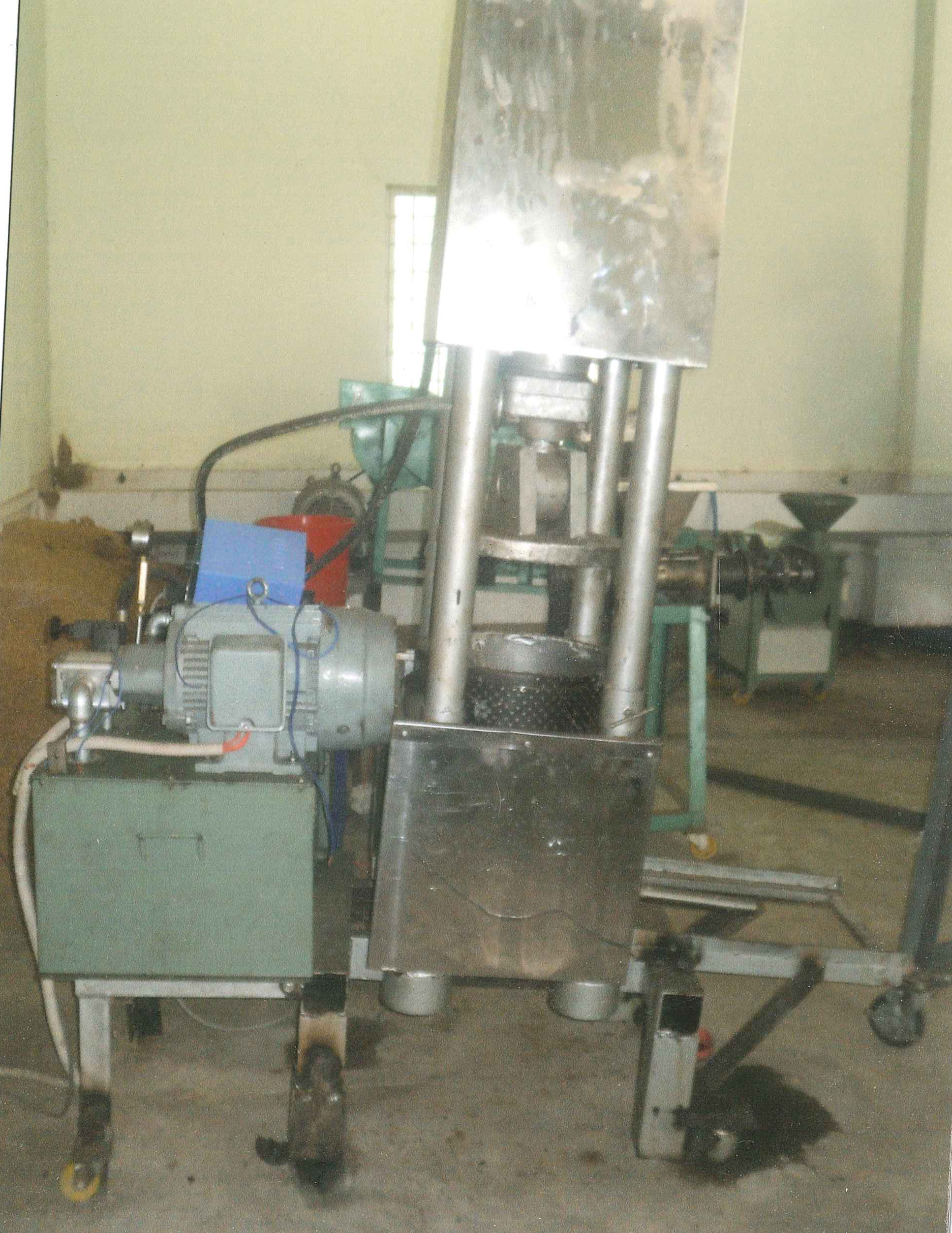 Máy ép nguội dầu sầu đâu (neem) trong quy trình sản xuất của GS - TS Trần Kim Qui và các cộng sự. Ảnh: Nhân vật cung cấp.