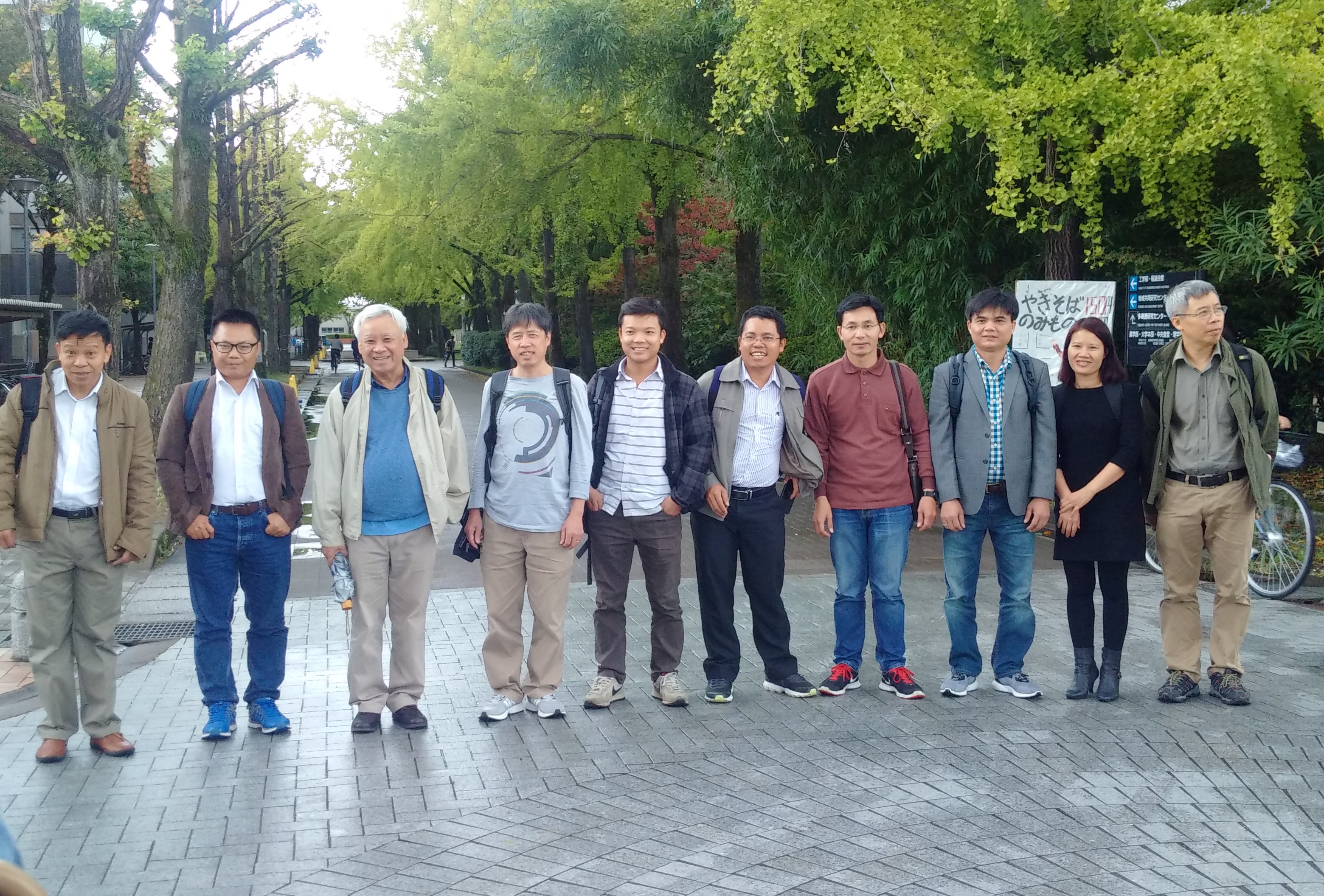 GS. Hà Huy Vui và PGS.TS. Phạm Tiến Sơn (thứ 2 và 3 từ trái sang) cùng nhóm nghiên cứu Lý thuyết kỳ dị ở Nhật Bản.