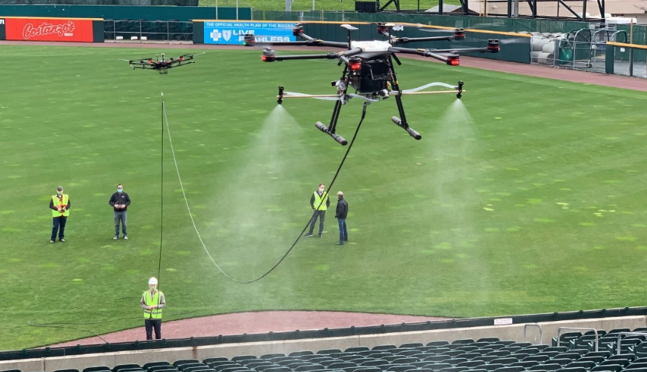Chiếc drone của EagleHawk đang phun hóa chất khử trùng tại khu vực khán đài của sân vận động