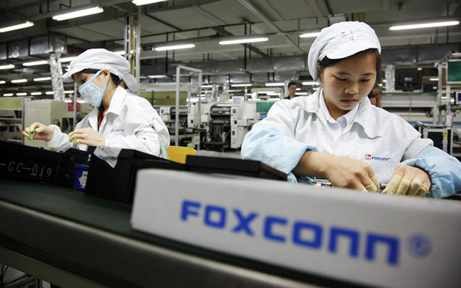 Công nhân trong nhà máy của Foxconn. Ảnh: Cnet