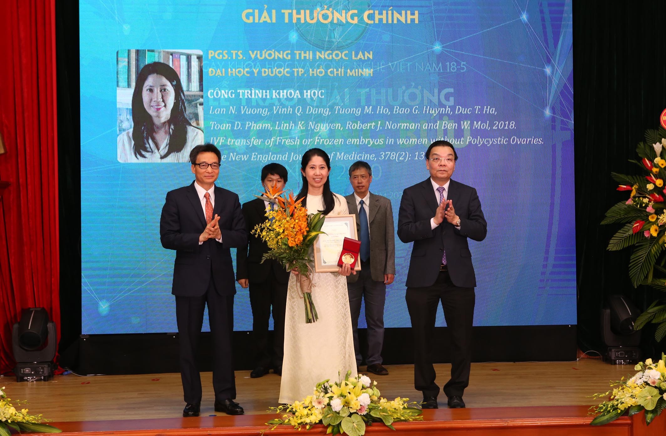 Phó Thủ tướng Vũ Đức Đam và Bộ trưởng Chu Ngọc Anh trao giải thưởng Tạ Quang Bửu cho các nhà khoa học. Ảnh: Trung tâm truyền thông/ Bộ KH&CN