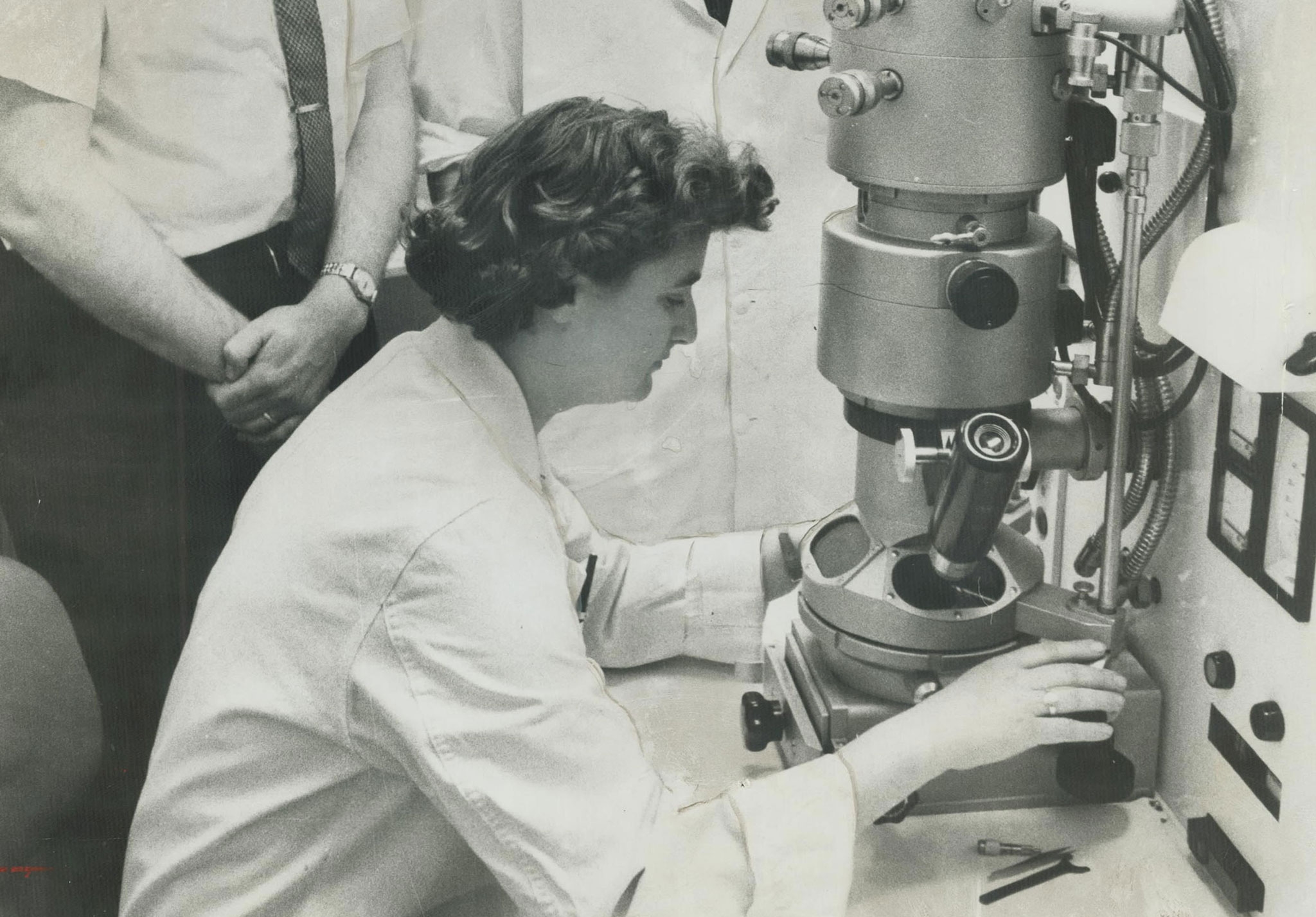 June Almeida quan sát mẫu vật bằng kính hiển vi điện tử tại Viện nghiên cứu Ung thư Ontario, Toronto. Ảnh: Norman James.