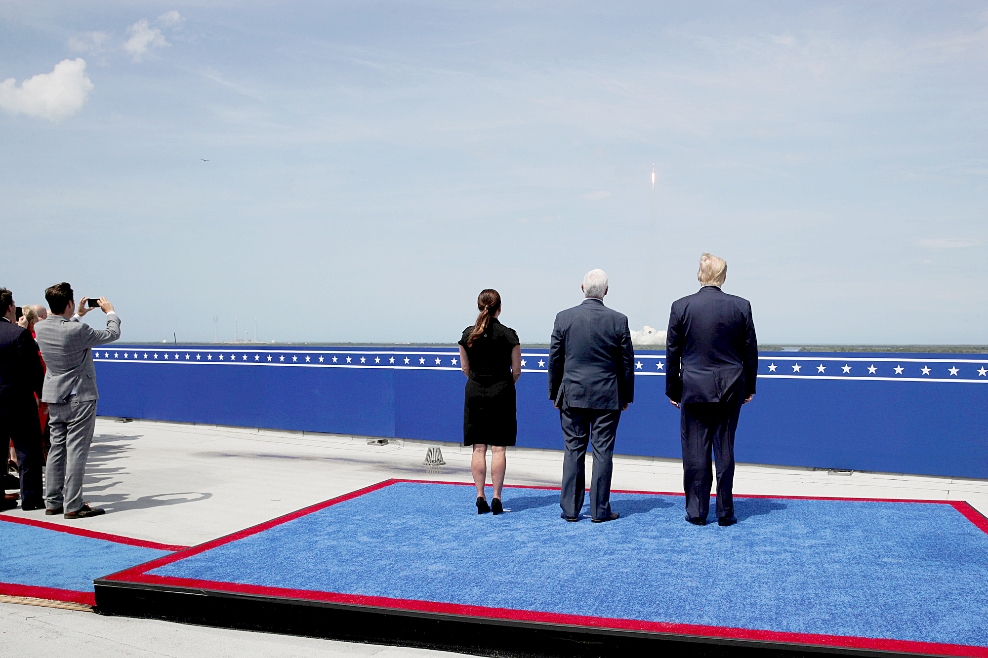 Tổng thống Donald Trump, đệ nhất phu nhân Melania và Phó Tổng thống Mike Pence đã đến theo dõi buổi phóng tàu - Ảnh: NASA