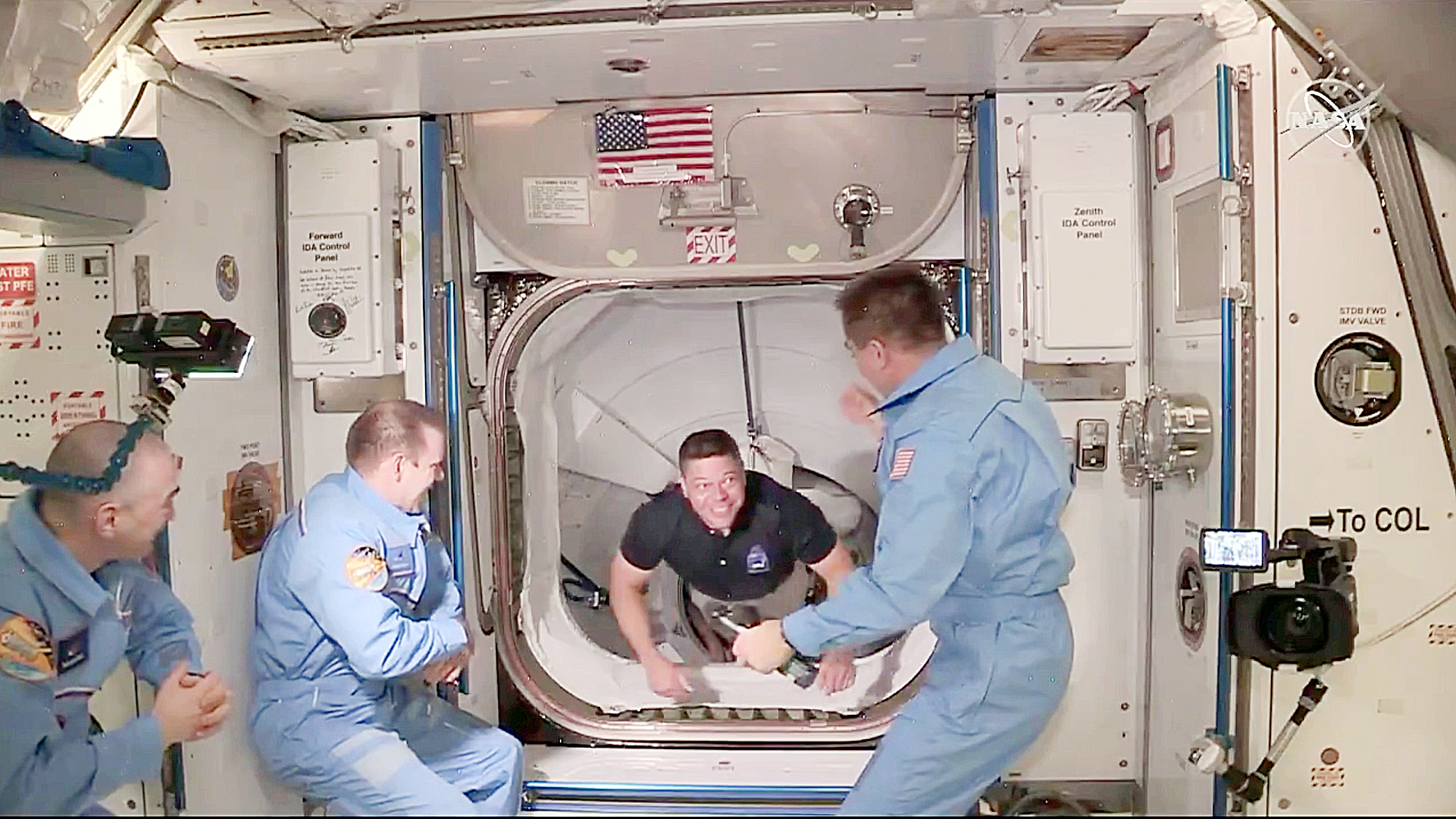 Chuyến bay đánh dấu SpaceX trở thành doanh nghiệp tư nhân đầu tiên chở phi hành gia vào vũ trụ. Trong ảnh: 2 thành viên mới từ Crew Dragon vừa đặt chân lên ISS - Ảnh: NASA