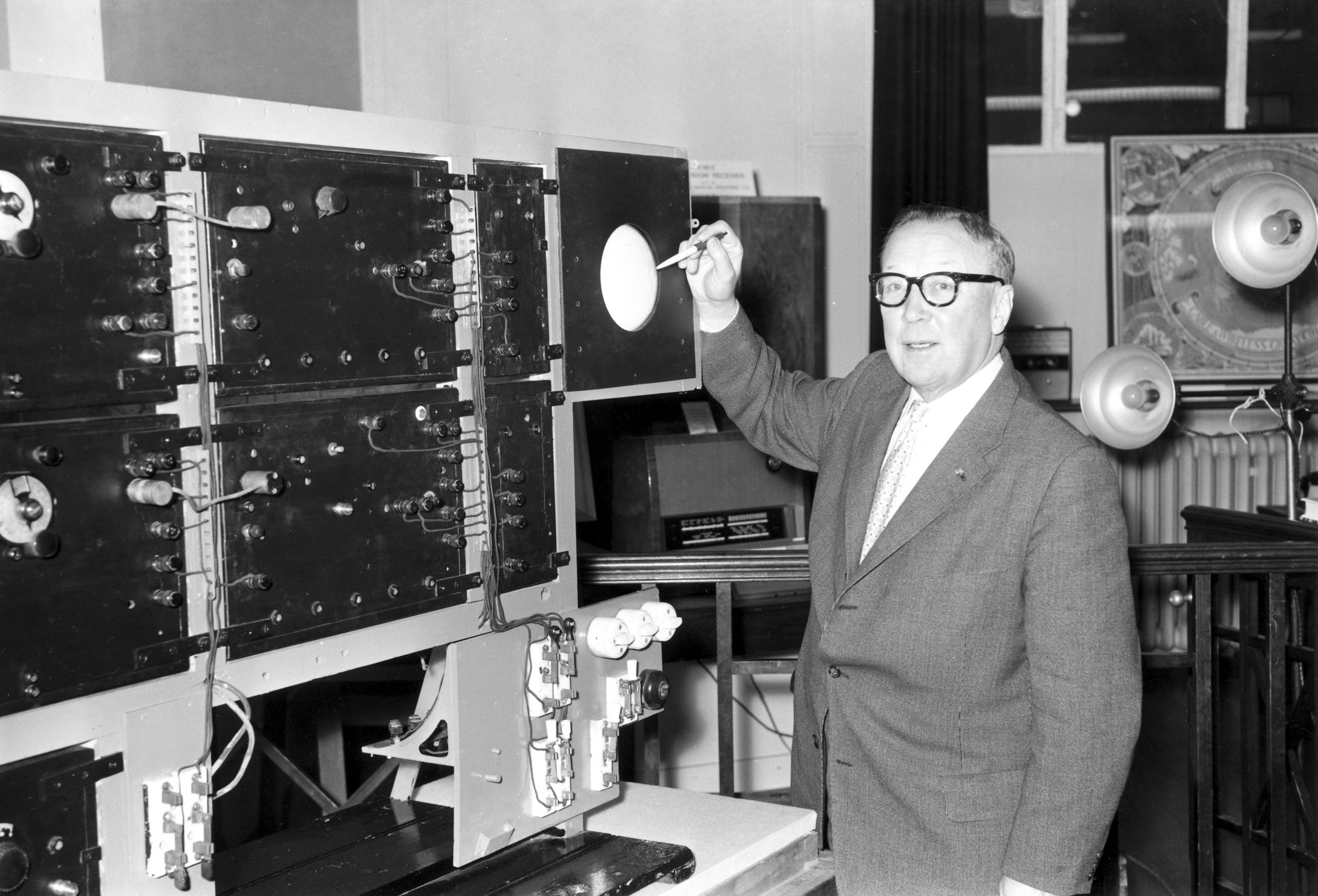 Nhà phát minh Robert Watson-Watt đứng bên cạnh hệ thống radar giúp phát hiện máy bay địch. Ảnh: Science Museum.