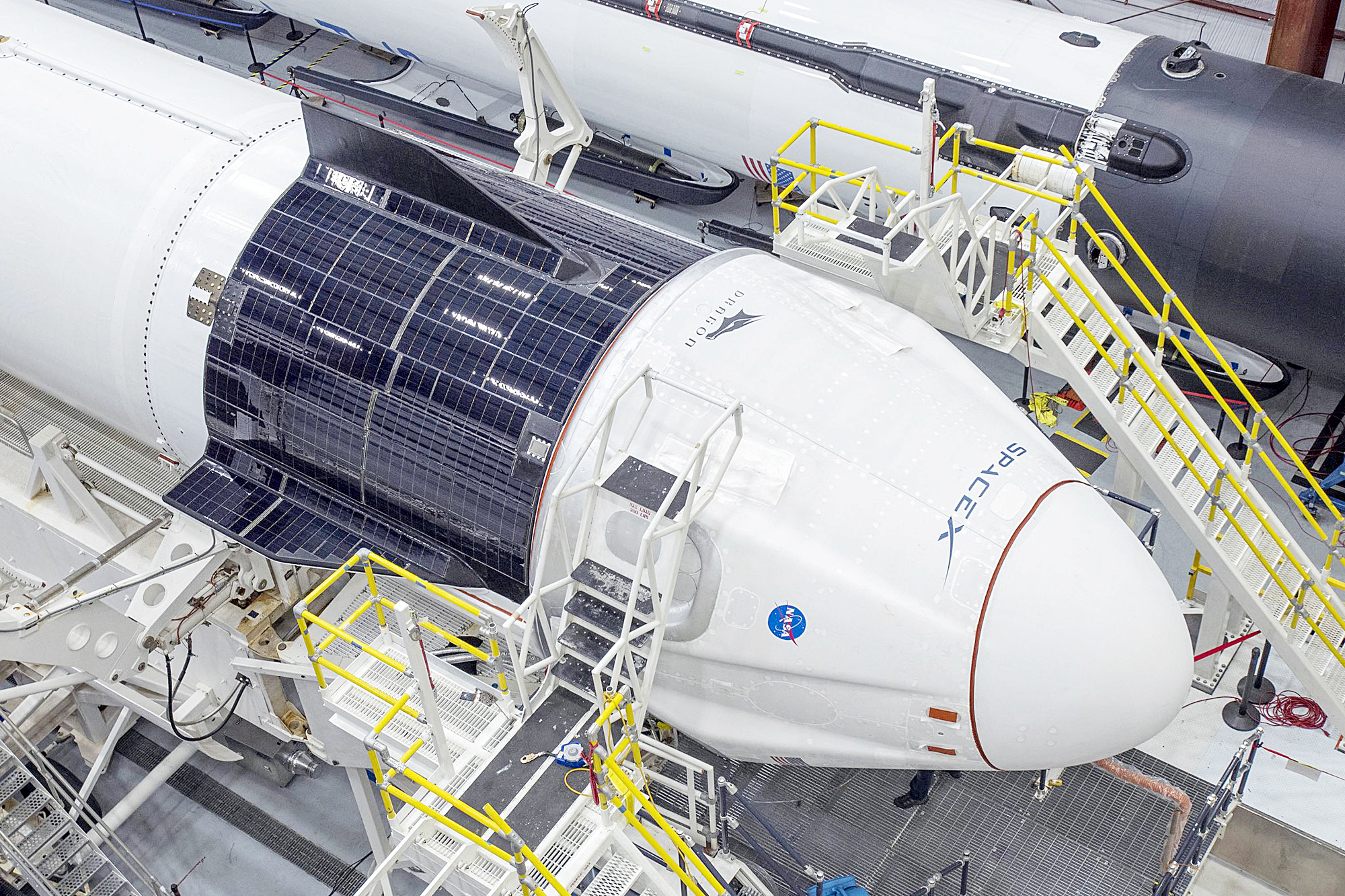 Kể từ chương trình tàu con thoi 30 năm kết thúc năm 2011, Mỹ đều nhờ vào các tàu của Nga nếu muốn lên ISS với chi phí khoảng 86 triệu USD mỗi người. Năm 2014, NASA ký hợp đồng gần 6,8 tỉ USD với hai tập đoàn là Boeing và SpaceX chế tạo tàu vũ trụ thay thế - Ảnh: NASA