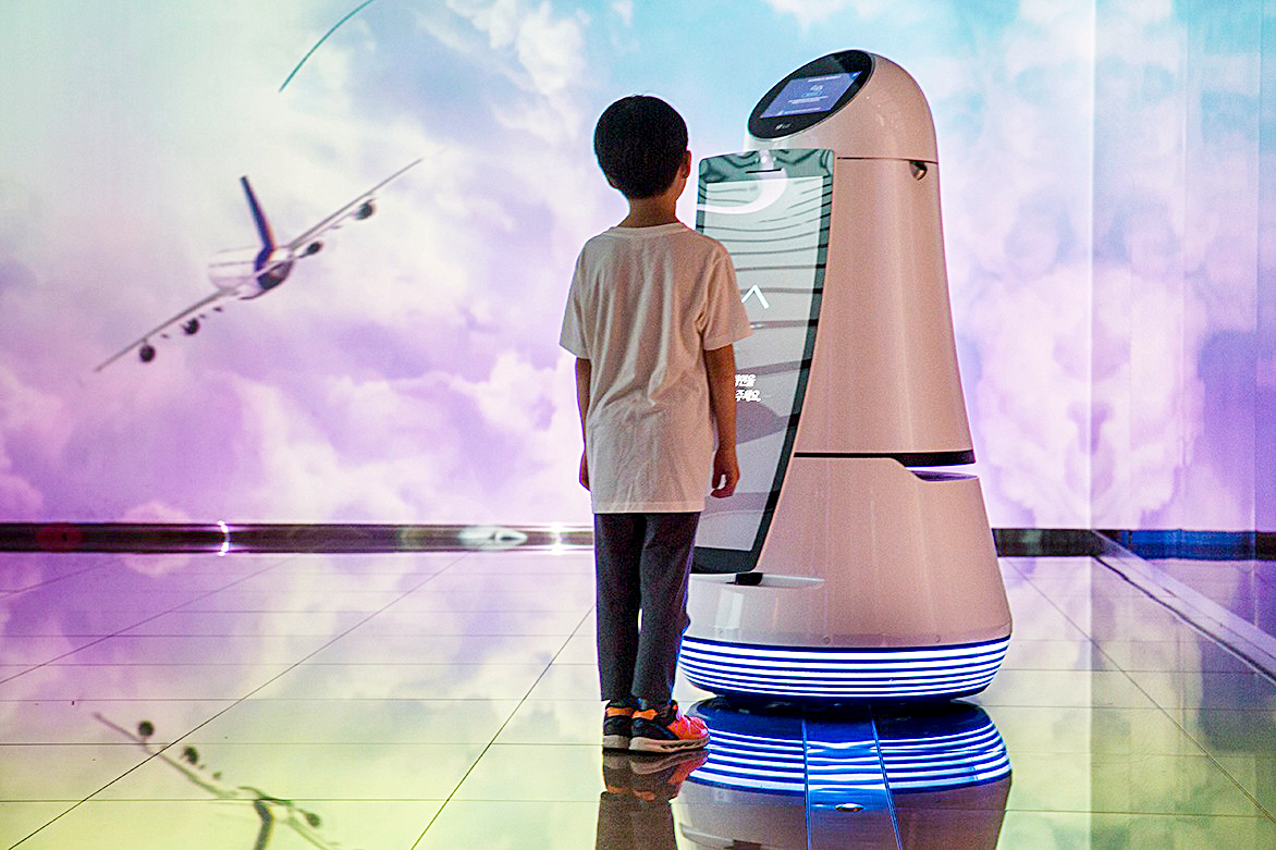 Robot hướng dẫn của LG tại sân bay quốc tế Incheon có thể ghi nhận bốn ngôn ngữ. Nguồn: Jonas Gratzer/LightRocket via Getty Images