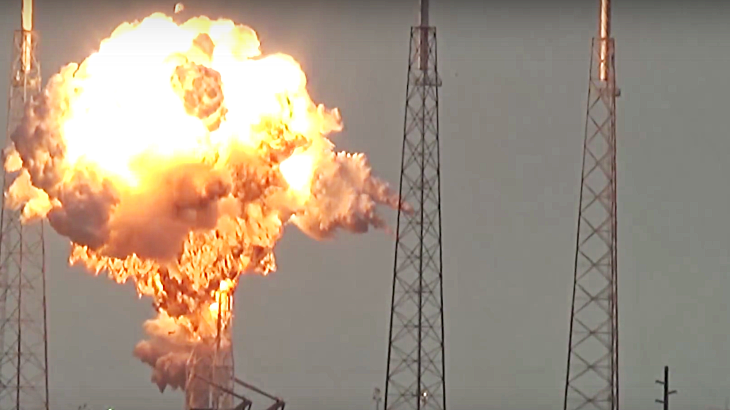 SpaceX từng vượt qua nhiều trở ngại trước khi tạo được bước ngoặt như hiện nay. Trước đó hồi tháng 4-2019, khoang tàu Crew Dragon từng bị hủy trong thử nghiệm trên mặt đất ở Cape Canaveral. Năm 2016, một tên lửa Falcon 9 cũng phát nổ sau khi bay 139 giây. Trong ảnh là đợt phát nổ vào năm 2016 - Ảnh: NASA