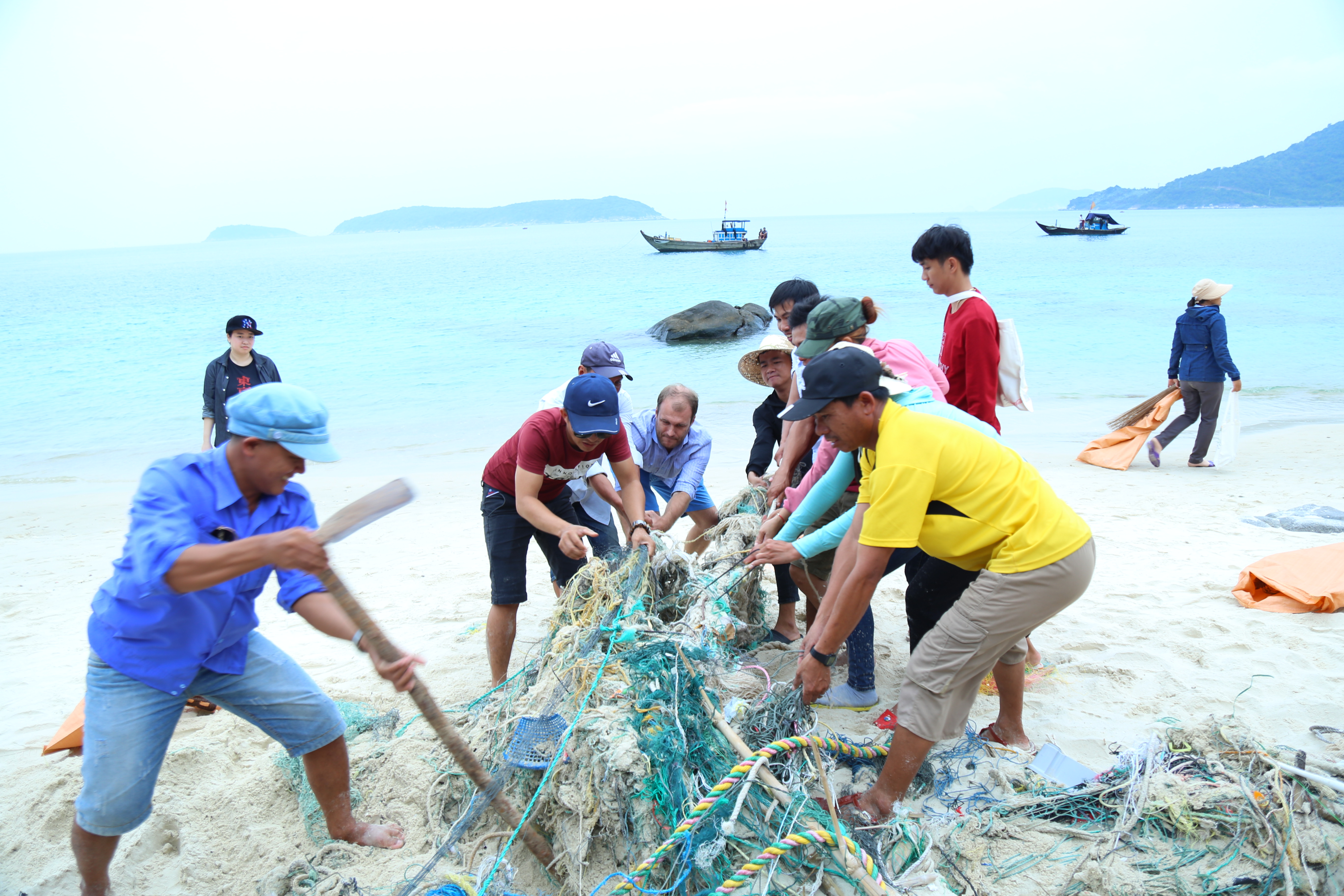 Dọn sạch bãi biển tại Cù lao Chàm trong khuôn khổ chương trình của UNESCO năm 2019 | Ảnh: BTC