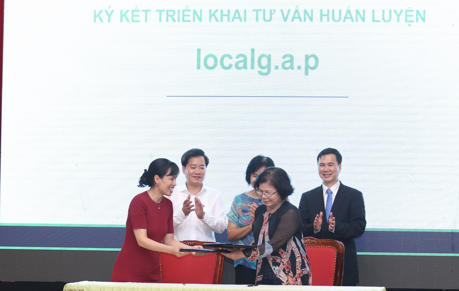Bà Vũ Kim Hạnh, (trái) chủ tịch HDNHVNCLC cùng bà Từ Thu Hiền, Tổ chức Hỗ trợ dân tộc thiểu số cải thiện sinh kế, thuộc Ủy ban Dân tộc Quốc hội ký kết tập huấn LocalGap. 